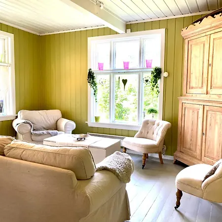 펜션 Charming Near & Nature 사릅스보르그